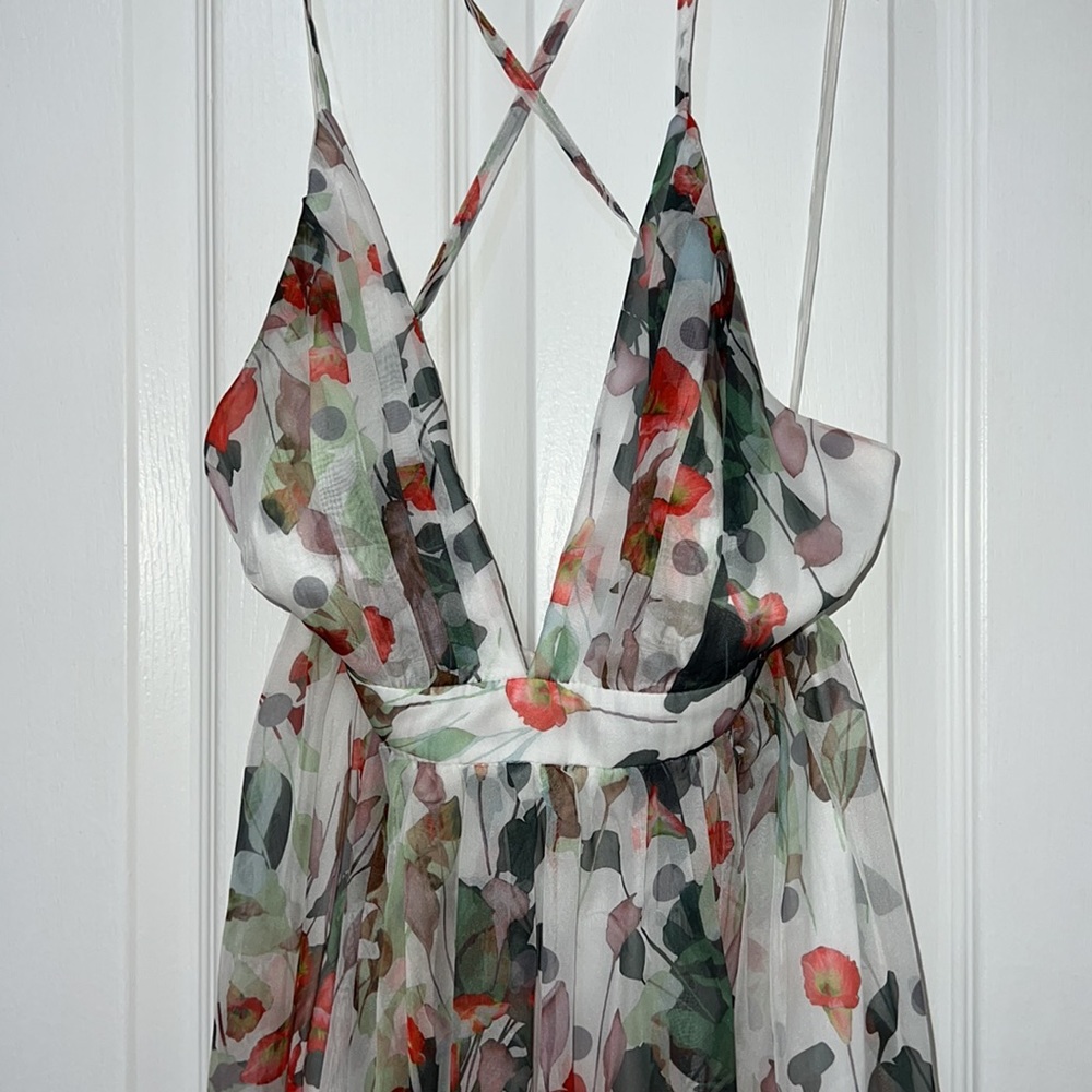 Maxi floral dress with deep v and strap-y back moment ✨